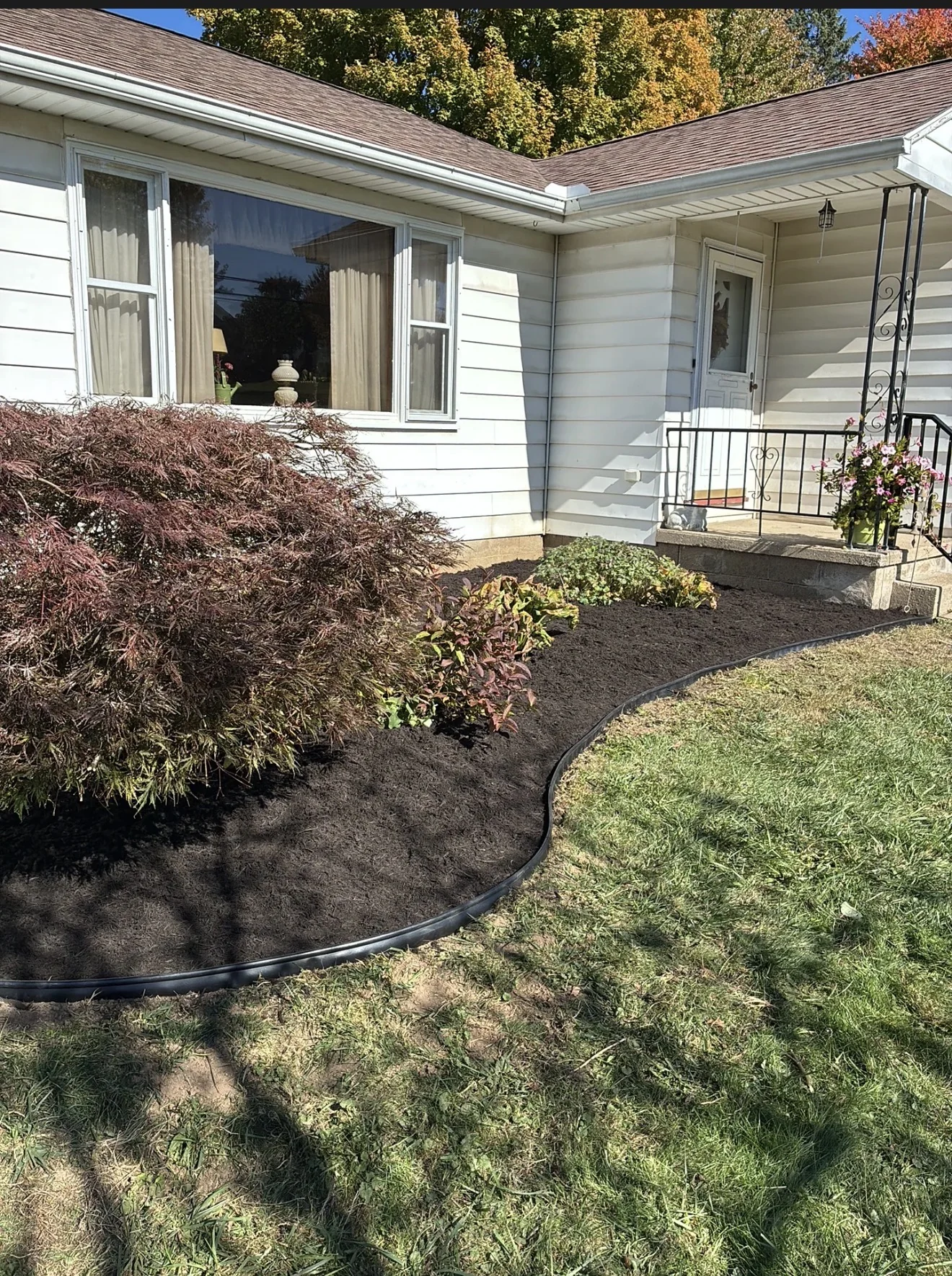 Fresh mulch and a defined front bed